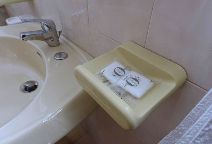 غرفة قياسية ثلاثية, Costa D'oro