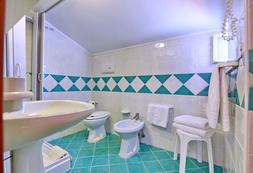 غرفة قياسية ثلاثية, Costa D'oro