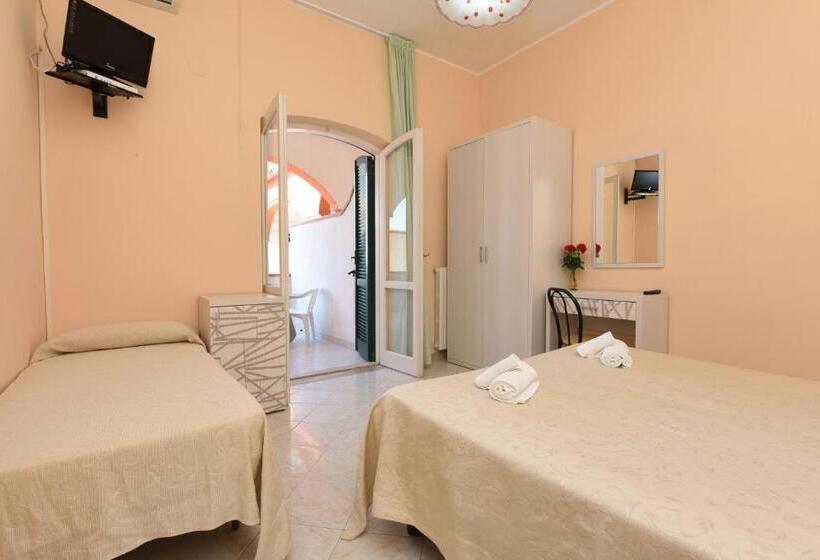 غرفة قياسية ثلاثية, Costa D'oro