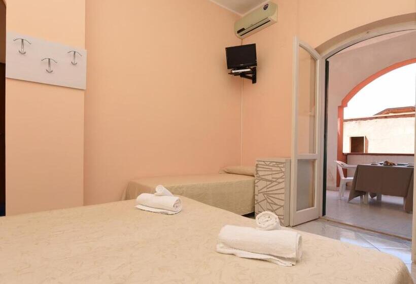 غرفة قياسية ثلاثية, Costa D'oro