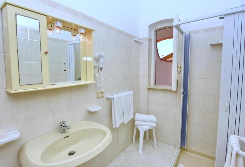 غرفة قياسية رباعية, Costa D'oro