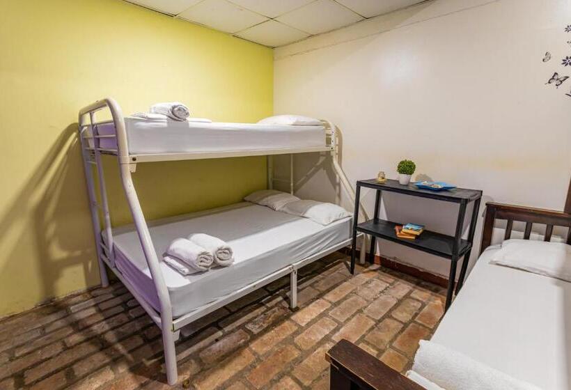 غرفة عائلية, Hostel The Pod 33