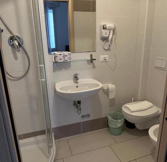 标准三人间, Zamagna