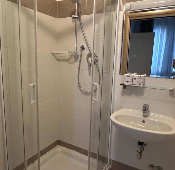 四人标准间, Zamagna