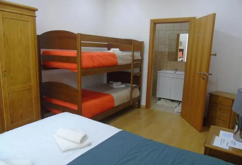 エコノミートリプルルーム, Marficas Hostel