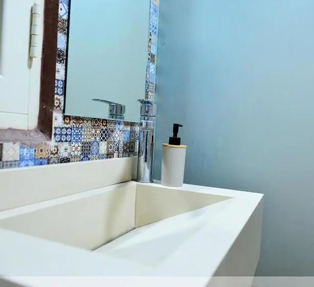 اتاق استاندارد یک تخته با بالکن, Batroun Boutique Suites