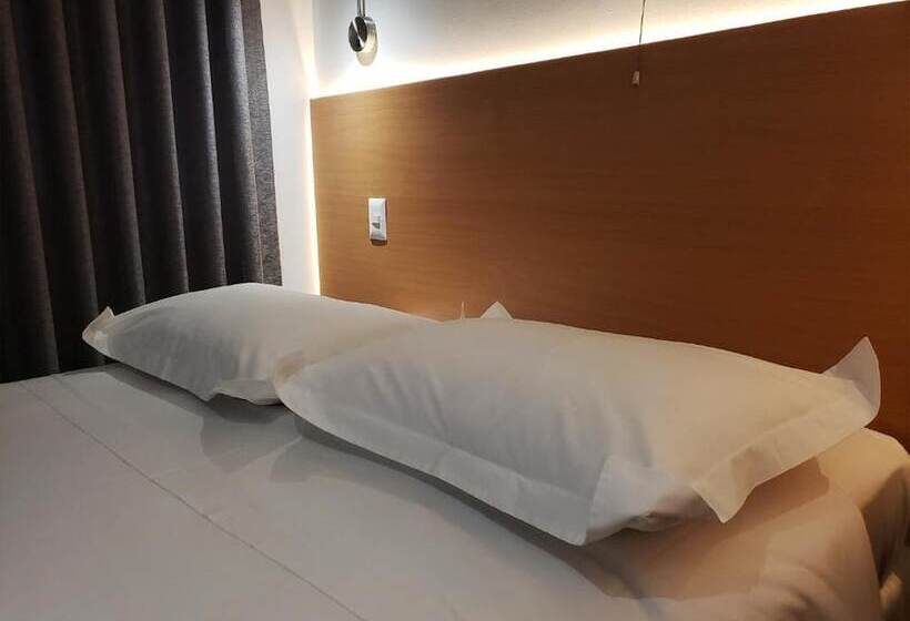 수피리어 룸, Carmelo Miraflores