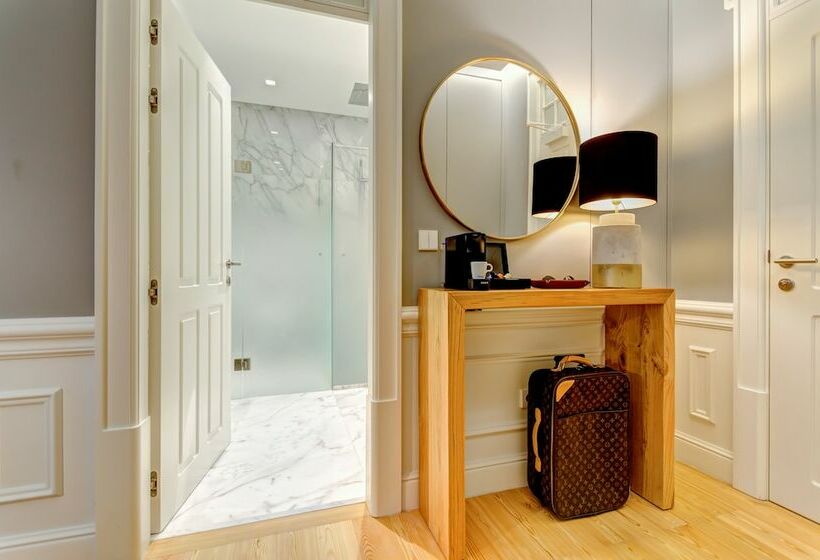 Quarto Familiar Comunicado, Da Baixa