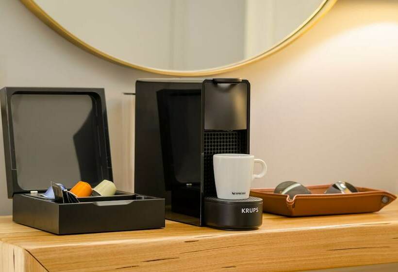 Quarto Familiar Comunicado, Da Baixa