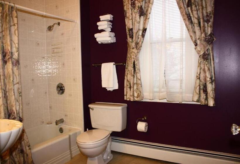 标准间, Come From Away B&b