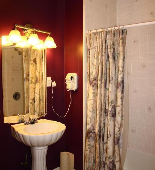 标准间, Come From Away B&b