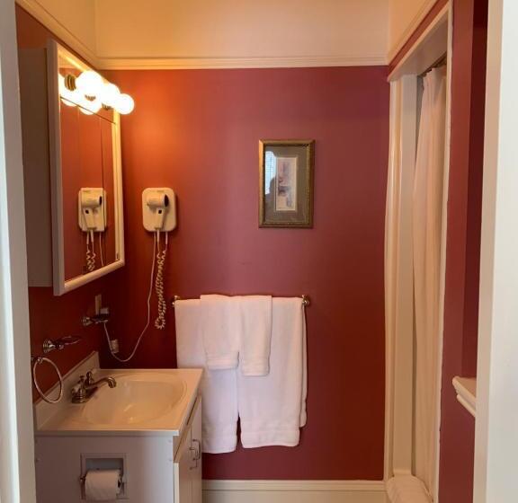 标准间, Come From Away B&b