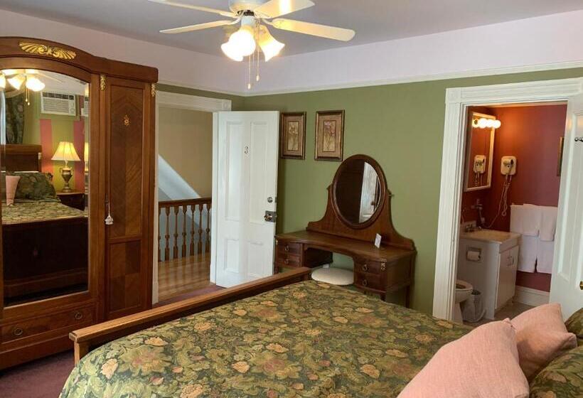 标准间, Come From Away B&b