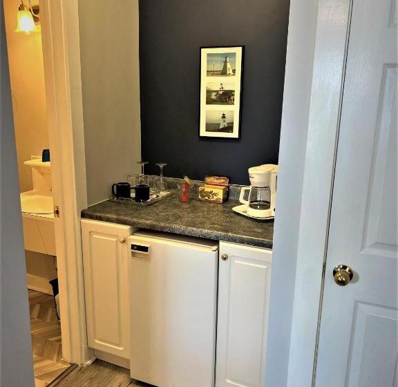 带大床的豪华间, Come From Away B&b