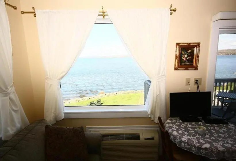 オーシャンビュースタンダードルーム, Come From Away B&b