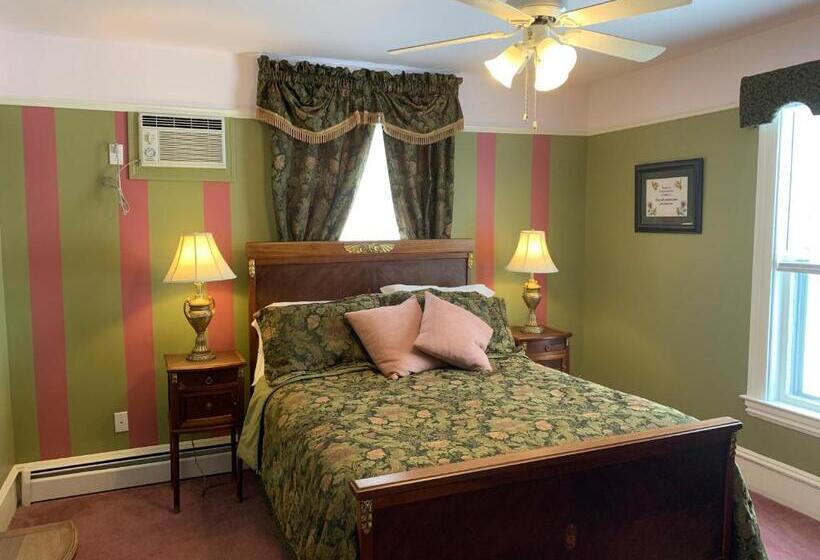 标准间, Come From Away B&b