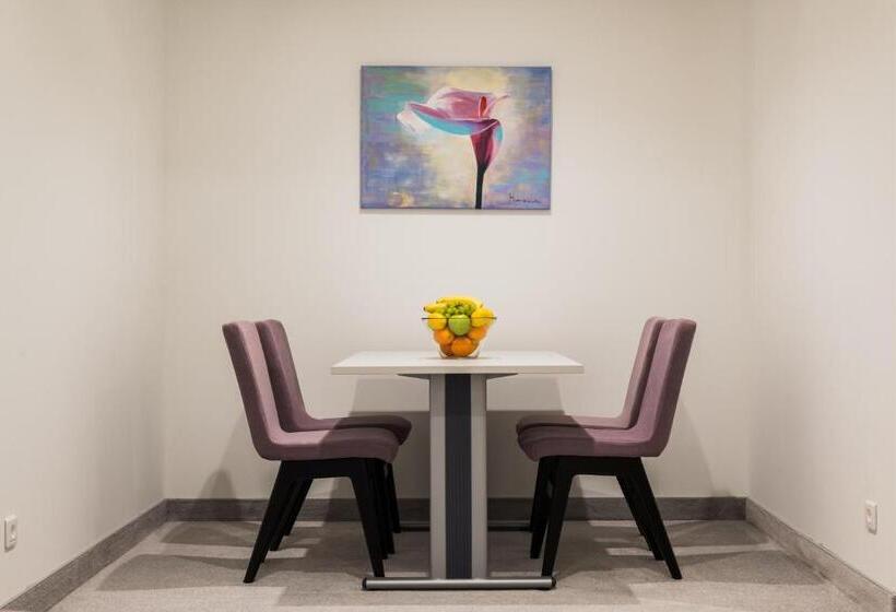 コンフォーとスイートルーム, Garden Hill