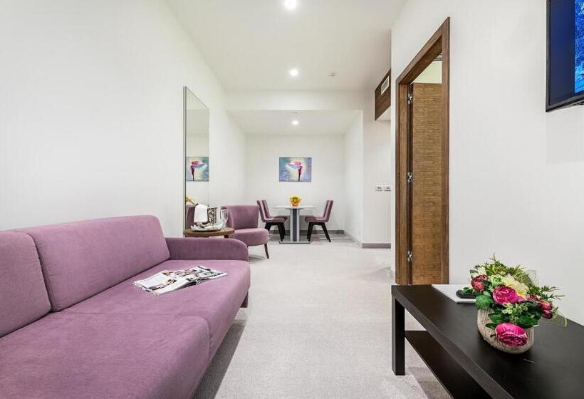 コンフォーとスイートルーム, Garden Hill