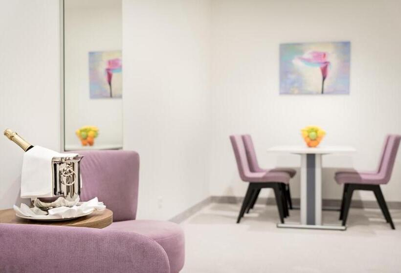 コンフォーとスイートルーム, Garden Hill