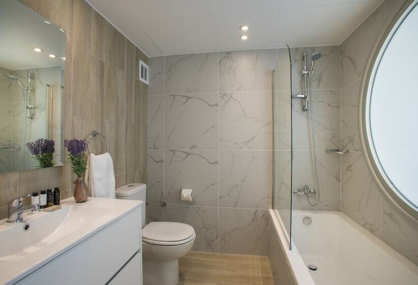 غرفة قياسية إطلالة جانبية علي البحر, Leonardo Plaza Cypria Maris Beach Hotel & Spa