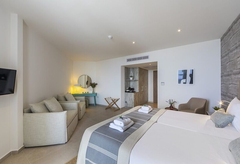 סוויטת ג'וניור פרמים נוף לים, Leonardo Plaza Cypria Maris Beach Hotel & Spa