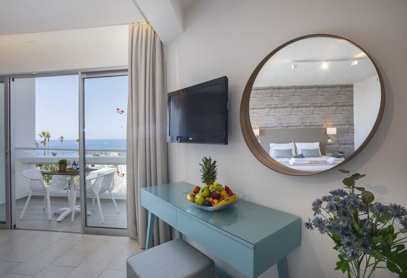 جناح جونيور ديلوكس مطل على البحر, Leonardo Plaza Cypria Maris Beach Hotel & Spa