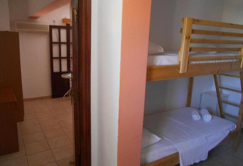 استودیوی استاندارد با چشم‌انداز دریا, Studios Nina