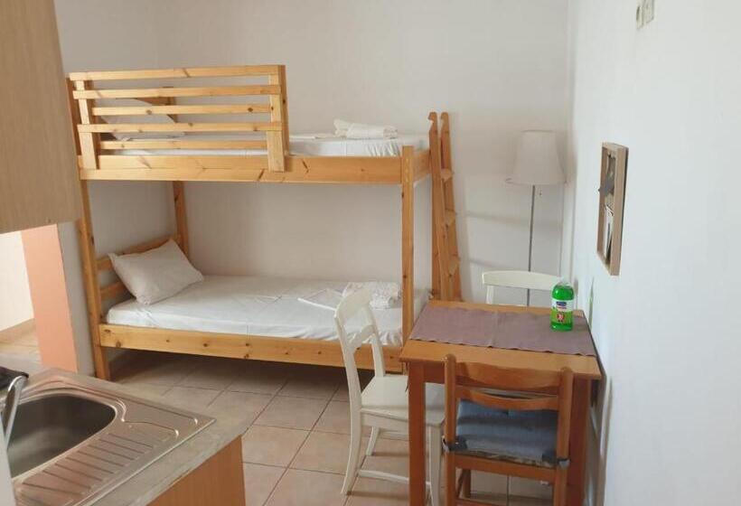 استودیوی استاندارد با چشم‌انداز دریا, Studios Nina