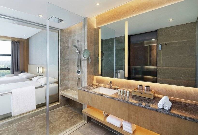 Номер Стандарт 2 Двуспальные Кровати, Courtyard By Marriott Zhengzhou Airport