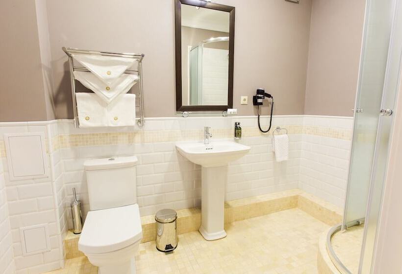 جناح جونيور, Mirros Hotel Suzdal