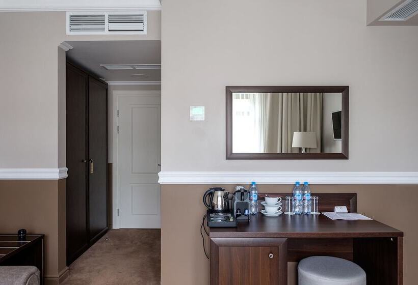 جناح جونيور, Mirros Hotel Suzdal