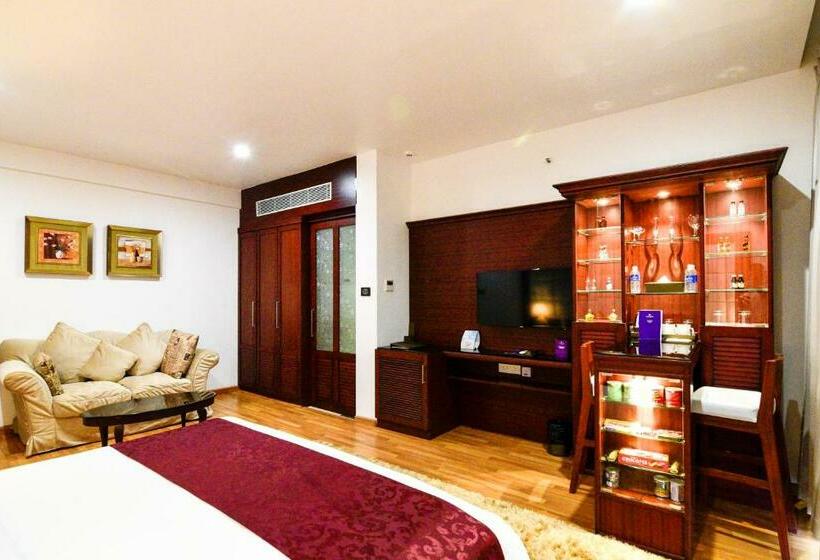 اتاق لوکس با بالکن, Park Regis Goa