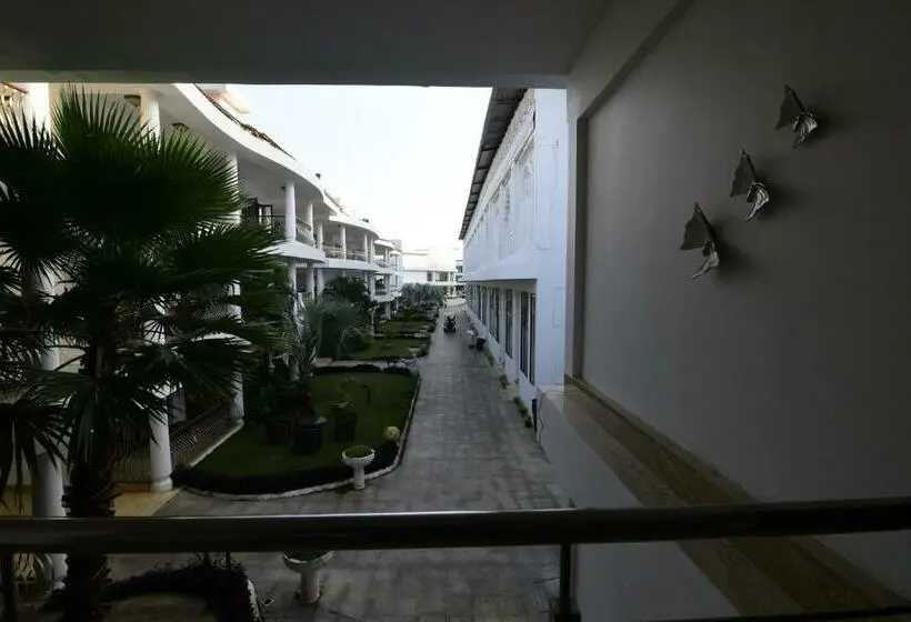 استودیو خانوادگی, Park Regis Goa