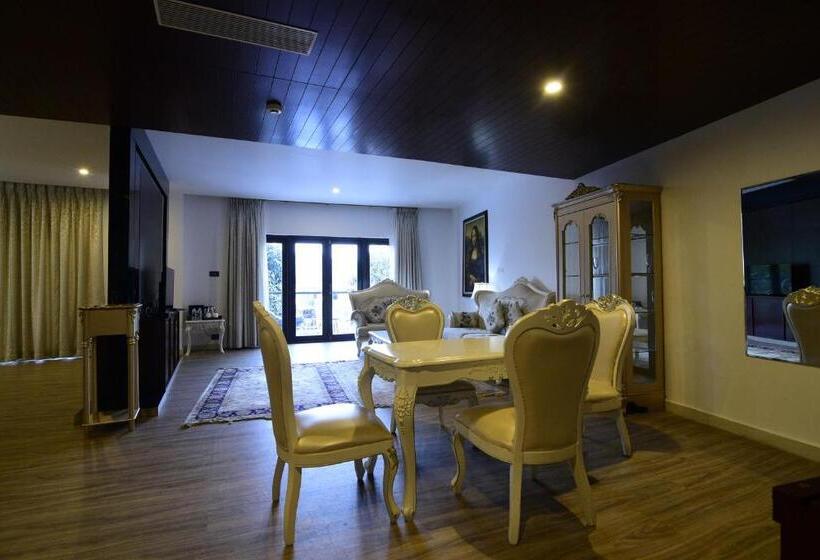 اتاق استاندارد با چشم‌انداز استخر, Park Regis Goa