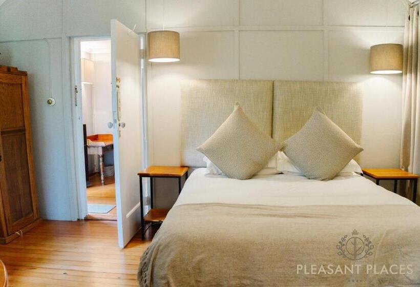 חדר משפחתי, Pleasant Places By Sanaandi