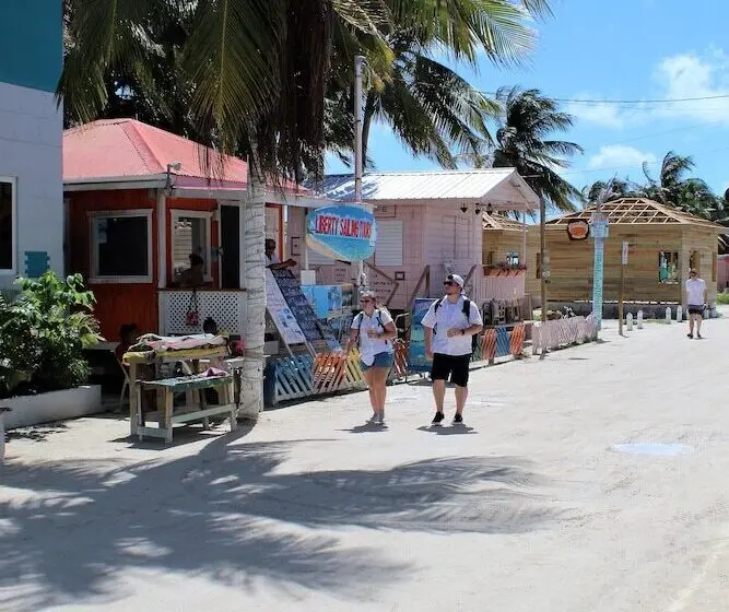 اتاق لوکس با چشم‌انداز, Barefoot Caye Caulker