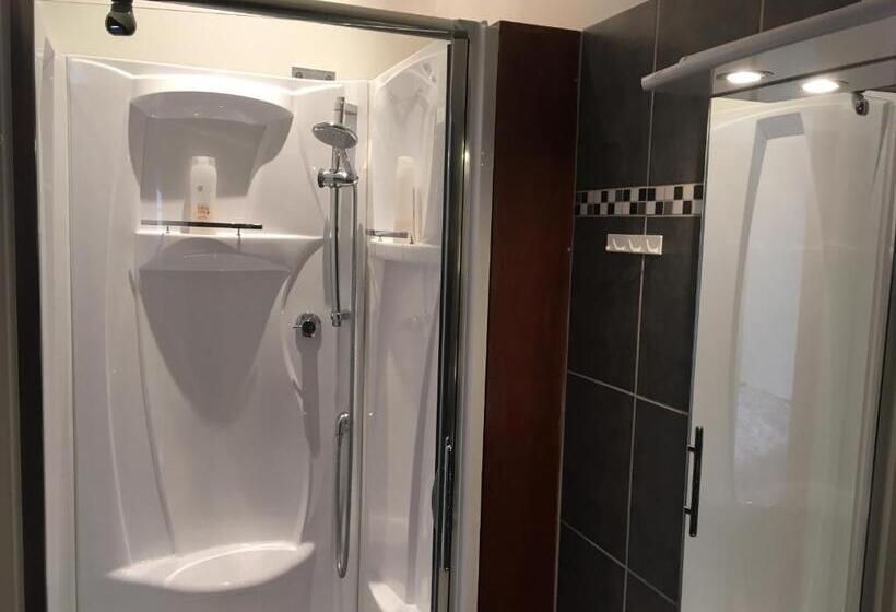 Семейный Номер Совместный Санузел, Les Voisins De Mr Sax