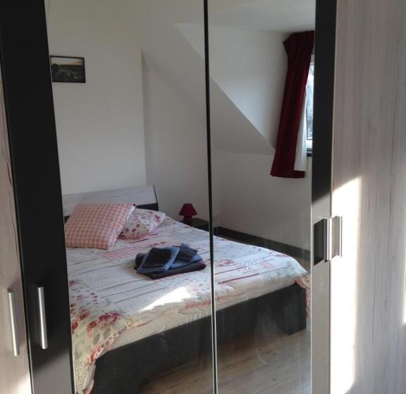 Семейный Номер Совместный Санузел, Les Voisins De Mr Sax