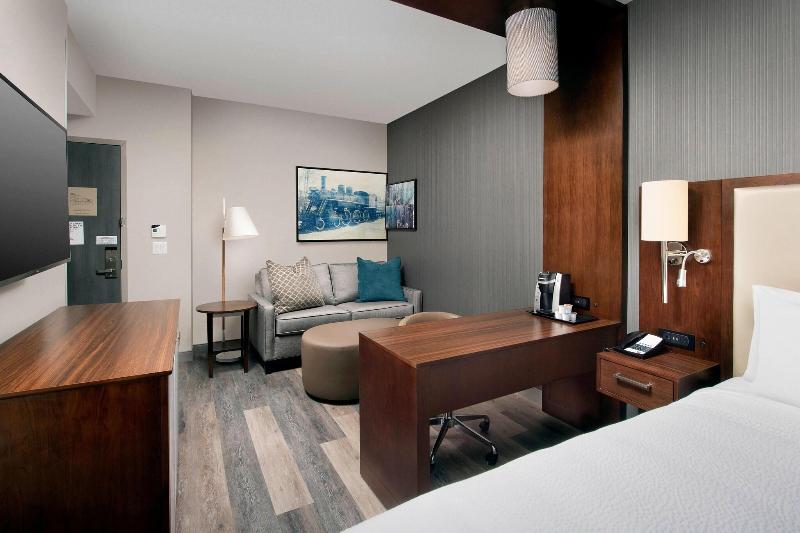 מיטת קינג בסוויטה, Springhill Suites By Marriott Atlanta Downtown