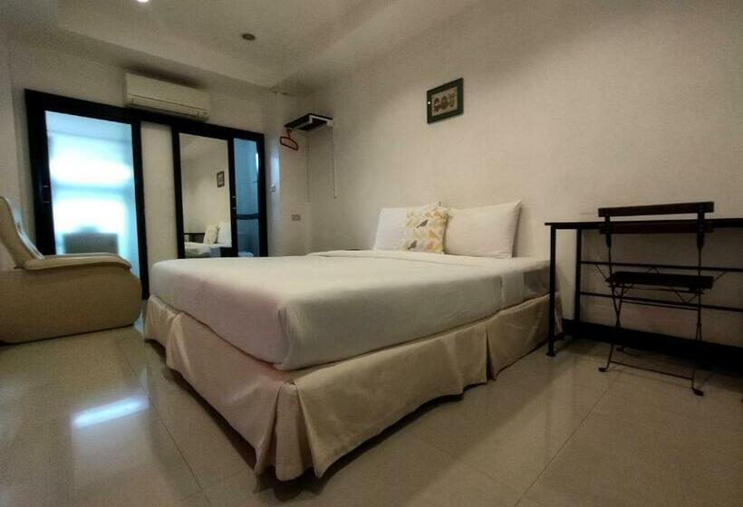 스탠다드 룸, The Auto Place