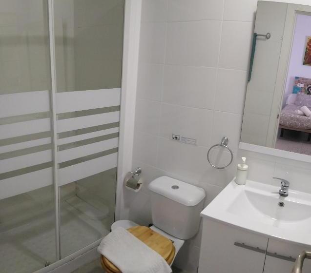 اتاق استاندارد سه نفره, Lagunillas St