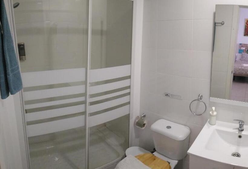 اتاق استاندارد سه نفره, Lagunillas St