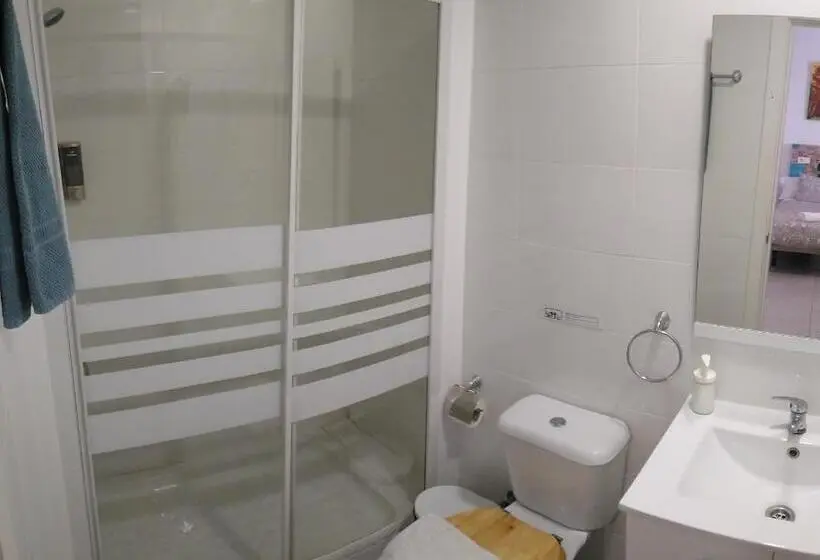 اتاق استاندارد سه نفره, Lagunillas St