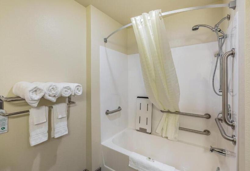 适合残疾人士使用的带超级大床的标准间, Cobblestone Inn & Suites   Menomonie/uw Stout