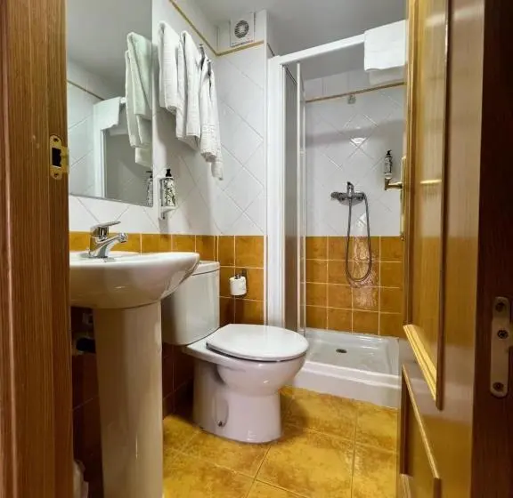 استودیو خانوادگی, Hostal La Colmena