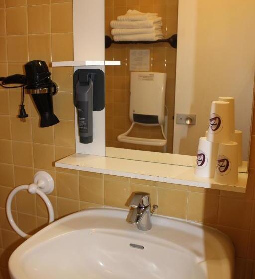 스탠다드 트리플 룸, Hôtel Les Charmilles