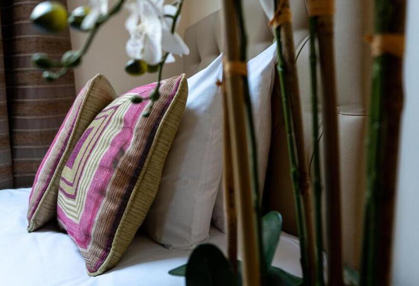 Pokój Standard Trzyosobowy, Brogans Bar &