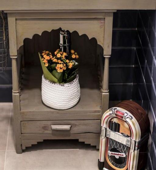 اتاق استاندارد سه نفره, Ad Hoc Rooms