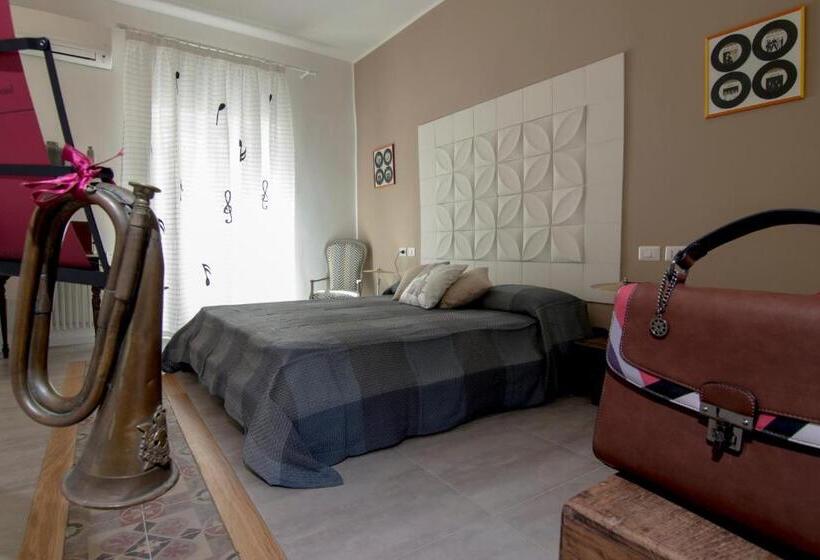 اتاق استاندارد سه نفره, Ad Hoc Rooms