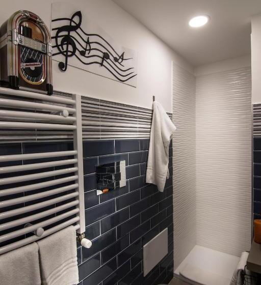 اتاق استاندارد سه نفره, Ad Hoc Rooms